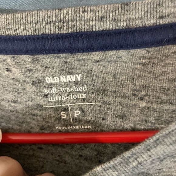 𝅺old Navy tee - Picture 2 of 3